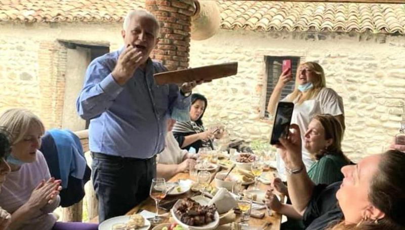 "სუფრაზე მყოფი ყველა პირი აცრილი იყო" - ამირან გამყრელიძის კომენტარი ხალხმრავალ სუფრასთან გადაღებულ ფოტოებზე