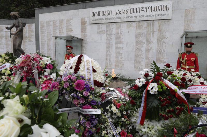 სოხუმის დაცემიდან 28 წელი შესრულდა - საქართველოში სახელმწიფო დროშები დაუშვეს