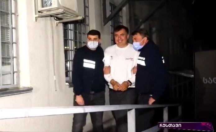 მიხეილ სააკაშვილი ხელბორკილებით - ვრცელდება ექსპრეზიდენტის დაკავების კადრები