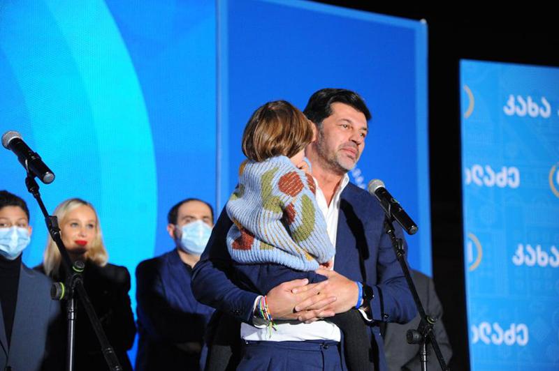 კახა კალაძემ ეგზიტპოლის შედეგები ოჯახთან ერთად მოისმინა - როგორ შეხვდნენ "ოცნების" ოფისთან კვლევის შედეგებს?