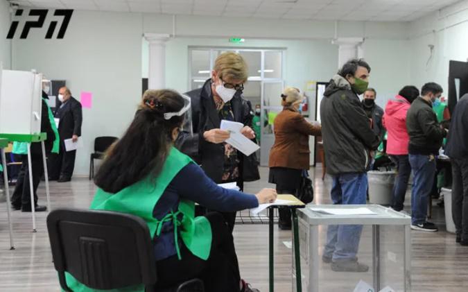 პირთა საეჭვო შეკრება, კოორდინატების მობილიზება, სავარაუდო მოსყიდვა - რა დარღვევები დააფიქსირეს დილიდან საარჩევნო უბნებთან?