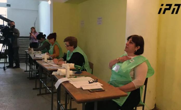 ჟურნალისტის ინფორმაციით, მის წინააღმდეგ ელექტროშოკის გამოყენება სცადეს - რა მოხდა ზუგდიდის საარჩევნო უბანზე?