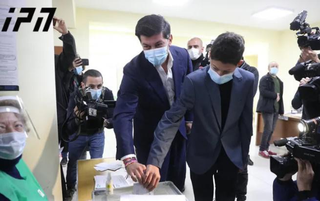 "ხმა მივეცი სიმშვიდეს, სტაბილურობას, მშვიდობას, ქალაქის განვითარებას" - კალაძე საარჩევნო უბანზე შვილთნ ერთად მივიდა