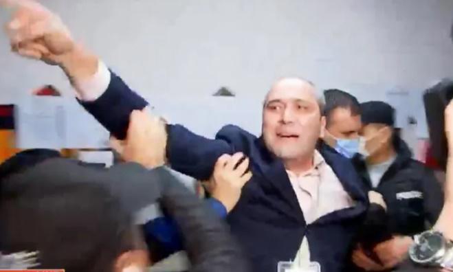 "გამიშვით, მანდატით ვსარგებლობ" - ხმაური 52-ე საარჩევნო უბანზე, პოლიციამ ზვიად კუპრავა ტერიტორიიდან გაიყვანა