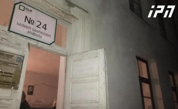 ტყიბულის საოლქო საარჩევნო კომისიაში აცხადებენ, რომ კომისიის წევრი ძროხის დასაბმელად წავიდა და მალევე დაბრუნდა