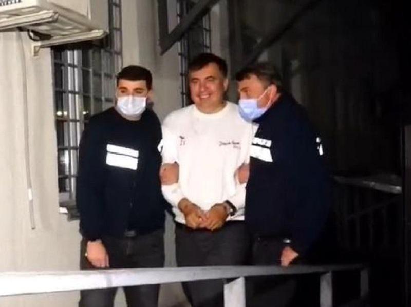 "დაბადების დღე რომ დამთხვეოდა, ალბათ ღარიბაშვილი ბაფთას გაუკეთებდა სააკაშვილს და ისე მიართმევდა ივანიშვილს" - რა სცენარებით შეიძლება განვითარდეს პროცესები სააკაშვილთან დაკავშირებით?