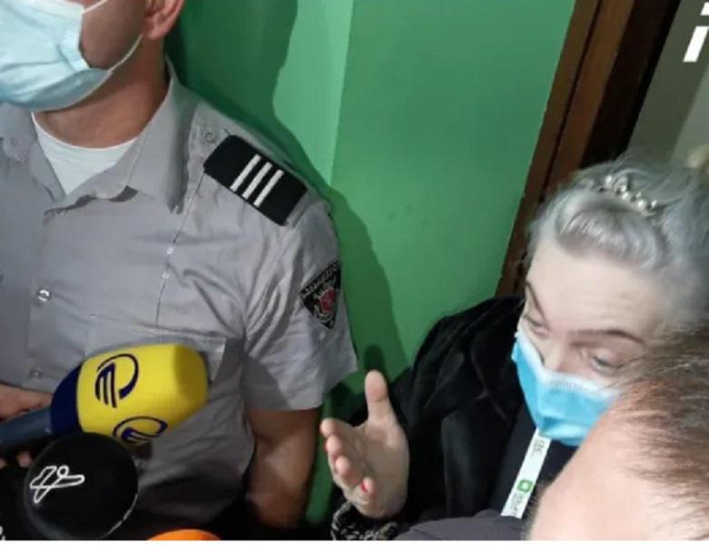 "ტელეფონი დამჯდარი მაქვს, დასატენად მქონდა შეერთებული..." - ზუგდიდის საოლქო საარჩევნო კომისიის თავმჯდომარის თქმით, ინფორმაცია, რომ ოქმებზე ხელის არ მოწერაზე ინსტრუქციებს გასცემს, სიცრუეა