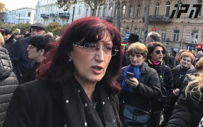 “სჯობს გვიან, ვიდრე არასდროს! იმედს ვიტოვებ, შემდგომი ინსტანცია მაინც გაამტყუნებს გარეწარ ადეიშვილს“ - ია მეტრეველი ოქრუაშვილის 7-წლიან პატიმრობაზე