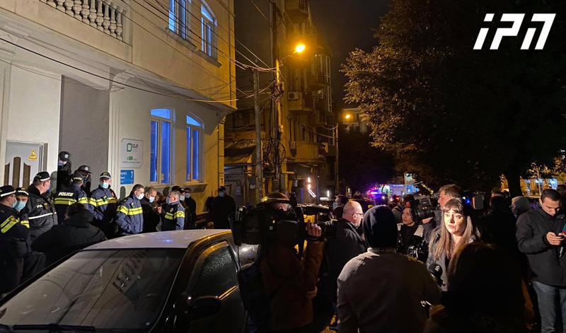 "მონებო", "არა გაყალბებას" - ისნის საოლქო კომისიაში საჩივრების განხილვა აქციის ფონზე მიმდინარეობს