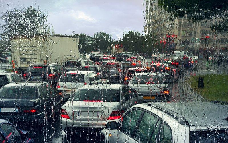 საცობებში "გაჭედილი" თბილისი - რატომ ხდება მცირე წვიმის დროსაც კი დედაქალაქში ავტოსატრანსპორტო მოძრაობა გაუსაძლისი?