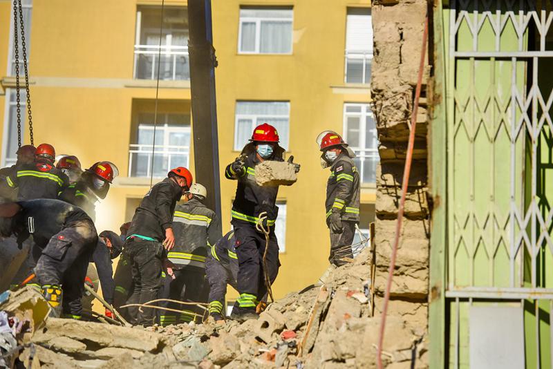 "ნანგრევებში აჭარის ჯანდაცვის ექსმინისტრის შვილიშვილიც არის მოყოლილი, დარეკა იქიდან" - რა ახალ დეტალებს ჰყვება ბათუმის ტრაგედიაზე ადგილობრივი?