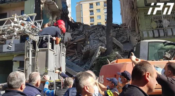 მაშველებმა ჩამონგრეული კორპუსიდან ახალშობილი გამოიყვანეს - როგორია მისი მდგომარეობა?