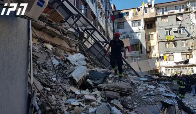 "შემიძლია სუნთქვა“ - ბათუმში კორპუსის ჩამონგრევის შედეგად ნანგრევში მოყოლილი ადამიანები მაშველებს ეკონტაქტებიან