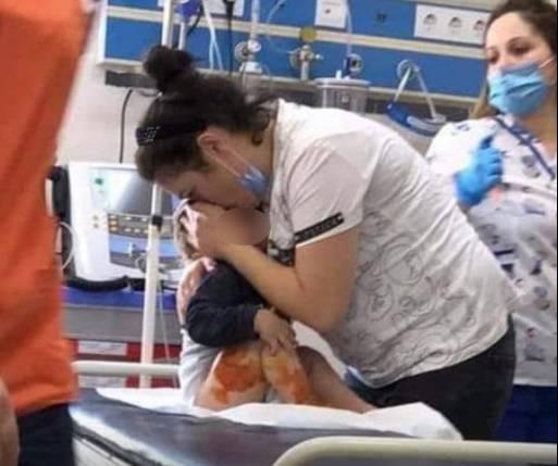 დღის ფოტო ბათუმიდან: ნანგრევებიდან ამოყვანილი მცირეწლოვანი დედასთან ერთად