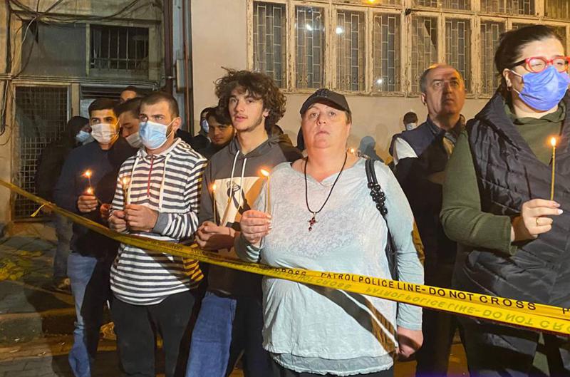 ბათუმში ნანგრევებში მოყოლილი ადამიანებისთვის ადგილობრივები ლოცულობენ - სოციალურ ქსელში ემოციური ფოტოები ვრცელდება