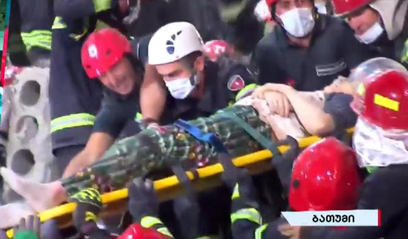 "სასწრაფოს ავტომობილში გული გაუჩერდა, თუმცა საავადმყოფოში გულის მუშაობა აღუდგინეს" - როგორია ნანგრევებიდან ამოყვანილი ქალის ჯანმრთელობის მდგომარეობა