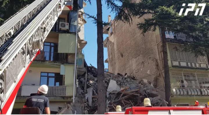 "დედას ჰყავდა ხელში 20 დღის შვილი, ქმარი და წლის და სამი თვის ბავშვი მანქანაში იყვნენ. მეუღლე გადარჩა იმით, რომ მის მხარეს არ დაეცა სინკარები... " - თვითმხილველი