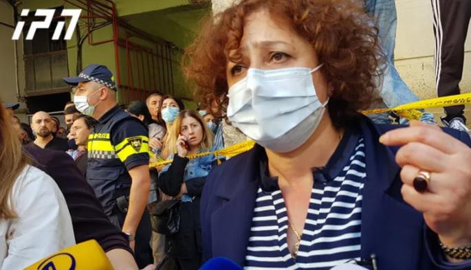 ბათუმის მერის მოვალეობის შემსრულებელ ლელა სურმანიძის თქმით, ბათუმში ჩამოშლილი კორპუსის ნანგრევებში, დაახლოებით, 8 ადამიანს ეძებენ