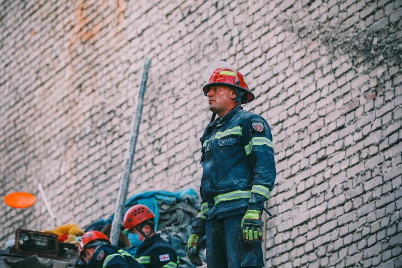 "წერტილოვნად მიმდინარეობდა ნანგრევებში მოყოლილების აღმოსაჩენად სამუშაოები" - ტრაგედიის ადგილზე 400 მეხანძრე-მაშველი მუშაობდა