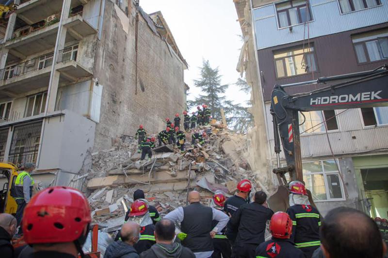 ბათუმში ჩამონგრეული სადარბაზოს გვერდით მდგომი შენობაც ავარიულია და მისი დემონტაჟი უნდა მოხდეს - სპეციალისტი