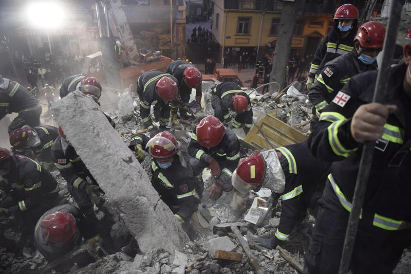 ბათუმში, ნანგრევებიდან ერთი ადამიანის ცხედარი ამოასვენეს - გარდაცვლილი ასაკოვანი ქალია