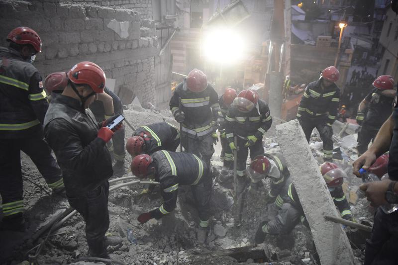 მაშველები ნანგრევებში 3 მცირეწლოვანს ეძებენ, ტერიტორიიდან სპეცტექნიკით დიდი ბეტონის ფილები და ნარჩენები გააქვთ - ბოლო ცნობები ბათუმიდან