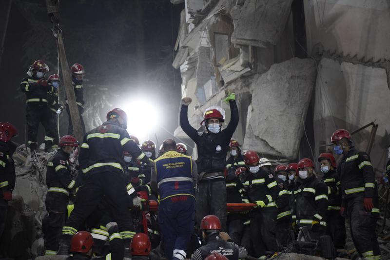 ფოტორეპორტაჟი ბათუმიდან, სადაც ნანგრევებში მოყოლილი ადამიანების გადასარჩენად, ასეულობით მაშველი იბრძვის