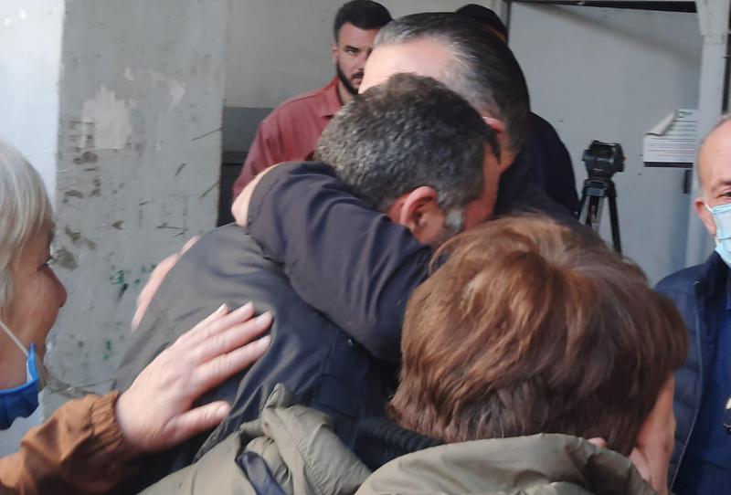 "ტირის, რომ ოჯახი აღარ ჰყავს... მაღაზიაში გავიდა და უკან მოსულს 12 წლის შვილი და მეუღლე ნანგრევებში დახვდა" - ფოტო ტრაგედიის ადგილიდან