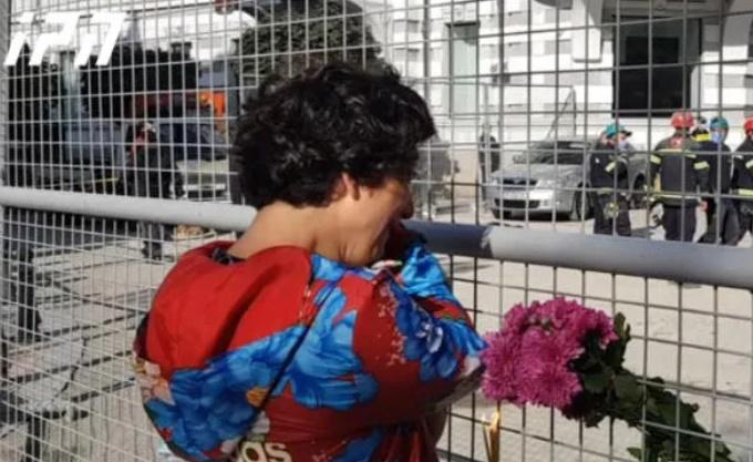 ტრაგედიის ადგილზე მოქალაქეებს თოჯინები, ყვავილები და სანთლები მიაქვთ - ფოტოები ბათუმიდან