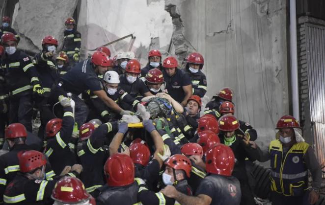 "ღამის განმავლობაში გული 4-ჯერ გაუჩერდა" - ნანგრევებიდან ამოყვანილი ქალის მდგომარეობა კრიტიკულად მძიმეა