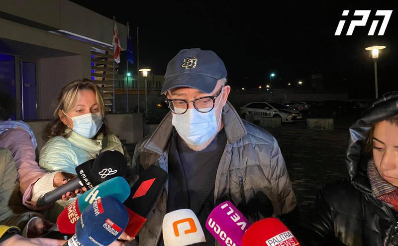 "მშრალ შიმშილობაზე არასდროს ყოფილა, წყალს სვამს, საკვებს არ იღებს - საფრთხის წინაშე რამდენიმე დღეში იქნება, იმიტომ, რომ ანემია აქვს" - სააკაშვილის ექიმი