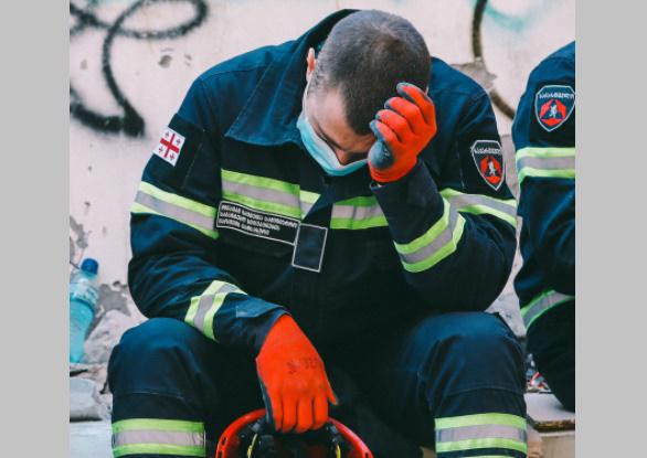 დღის ფოტო: მაშველი რამდენიმესაათიანი უწყვეტი სამძებრო სამუშაოების შემდეგ