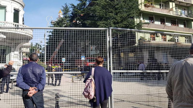 ბათუმში, 26 მაისის ქუჩა გადაკეტილია - ტრაგედიის ადგილზე ექსპერტ-კრიმინალისტები მუშაობენ