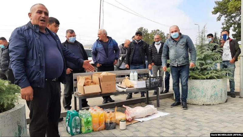 მუღანლოელებმა მოშიმშილე სააკაშვილს ცხვარი დაუკლეს - "ის საქართველოს სჭირდება, ამიტომ ვთხოვთ, შეწყვიტოს შიმშილობა"