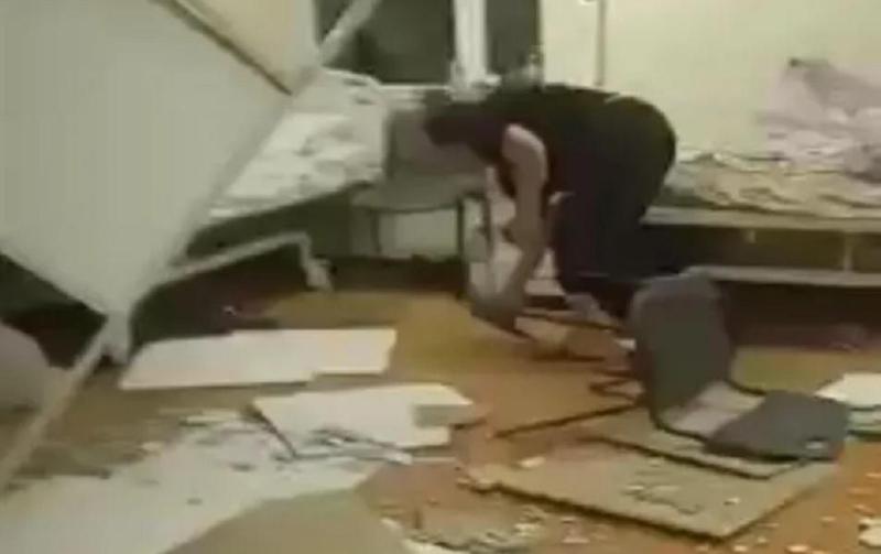 ბათუმის იაშვილის ბავშვთა კლინიკაში, ერთ-ერთ პალატაში შეკიდული ჭერი ჩამოიშალა (ვიდეო)