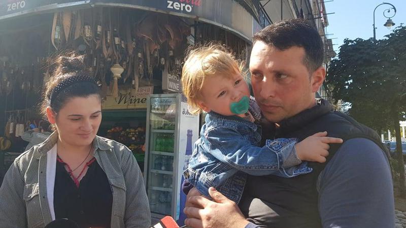 "მე და ბავშვი მანქანაში ვიყავით, წინ ვიჯექი, ბავშვს უკან ეძინა. სახლი მთლად ჩამოინგრა. გადმოსვლა ვერ მოვასწარი" - რას ჰყვება ოჯახი, რომელიც ბათუმში მომხდარ ნგრევას სასწაულებრივად გადაურჩა