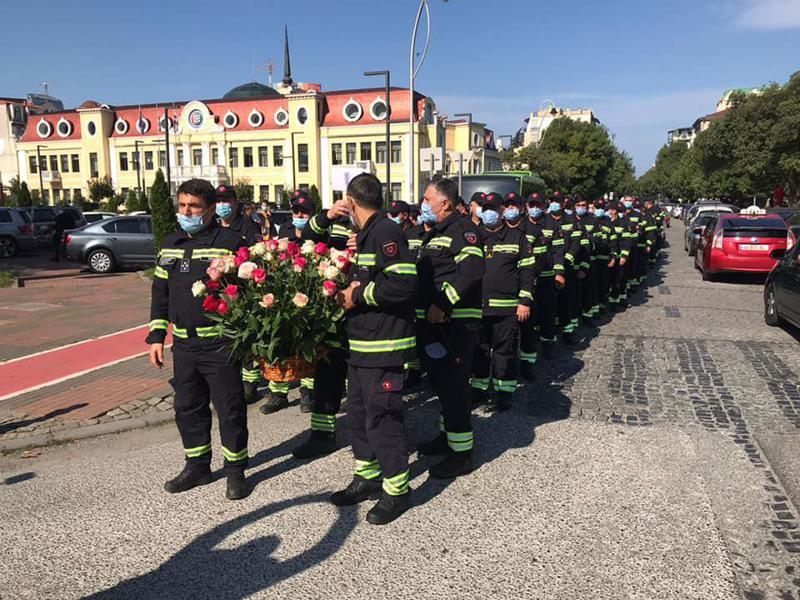 ემოციური კადრები ბათუმიდან - მეხანძრე-მაშველებმა  ტრაგედიის შედეგად გარდაცვლილთა ოჯახებს მიუსამძიმრეს