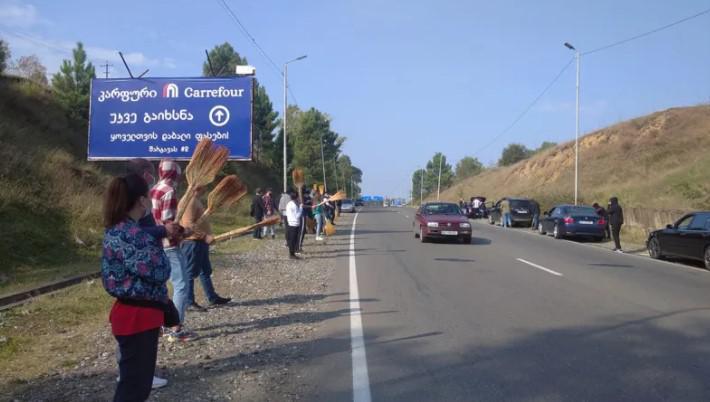 დახვედრა ცოცხებით - "ნაცმოძრაობის“ კოლონებს ქუთაისის შესასვლელთან კონტრაქციით აცილებენ