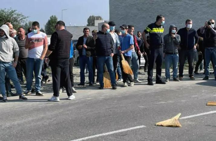 სამეგრელოდან მომავალ ავტოკოლონას სამტრედიაში "ქართული ოცნების" აქტივისტები დახვდნენ და გზა გადაუკეტეს