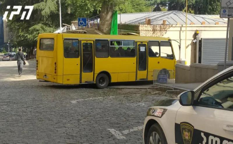 პარლამენტის მიმდებარე ტერიტორიაზე, მათ შორის საკანონმდებლო ორგანოს ეზოში სპეცრაზმი განთავსდა