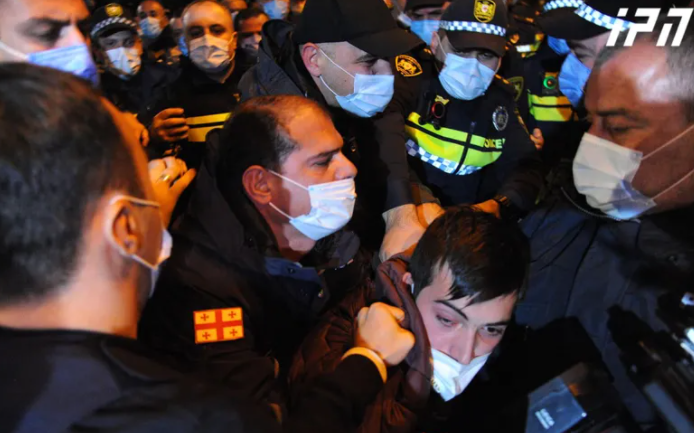 ხმაური და დაპირისპირება ბიძინა ივანიშვილის ბიზნესცენტრთან - დაკავებულია 3 პირი