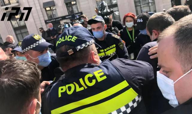 ხმაური მთავრობის ადმინისტრაციასთან - აქციაზე, სადაც სააკაშვილის გათავისუფლებას ითხოვდნენ, 2 პირი დააკავეს