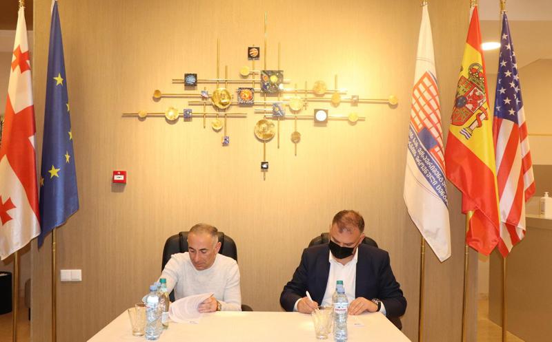 "ავერსსა" და "კავკასიის უნივერსიტეტს" შორის თანამშრომლობის მემორანდუმი გაფორმდა