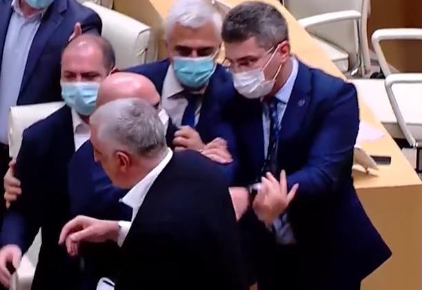 "უტიფარო, შენ რამე ხომ არ გეშლება?!" - ხმაური და გაწევ-გამოწევა პარლამენტში