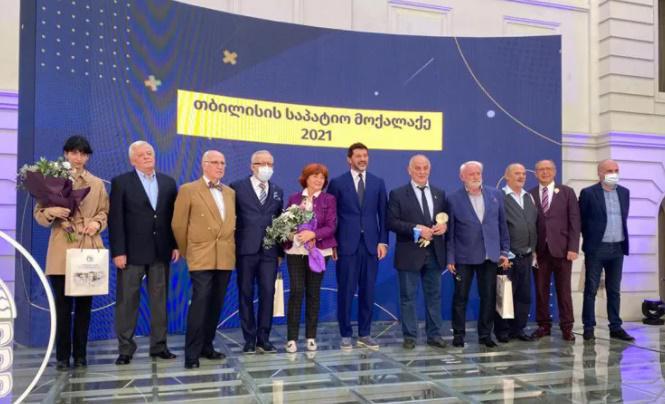 ექიმები, ფოტოგრაფი, ცნობილი მსახიობი... - ვინ არის 13 ადამიანი,  ვისაც საპატიო თბილისელის წოდება მიენიჭა (ვიდეო)