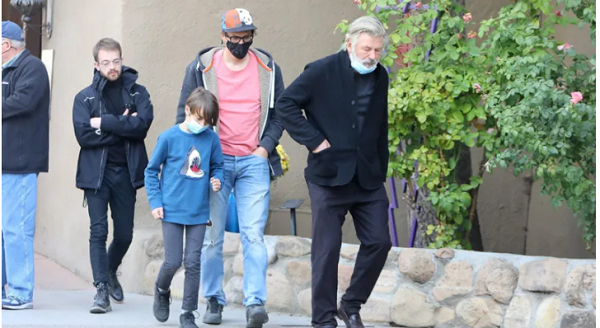 "სიტყვები არ მყოფნის ჩემი შოკის და მწუხარების გადმოსაცემად" - ალეკ ბოლდუინი მის მიერ გასროლილი ტყვით დაღუპული ოპერატორის ქმარ-შვილს შეხვდა