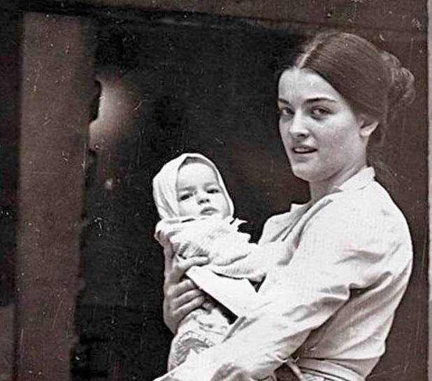 "დედა სულ მენატრებოდა" - ლიკა ქავჟარაძის ვაჟი დედის უცნობ ფოტოებს აქვეყნებს