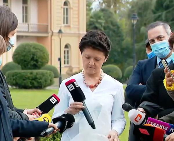 "გადაეცით ეს მიკროფონი ემა გოგოხიას, როგორც თქვენი დამარცხების სიმბოლო" -კულტურის მინისტრმა "მთავარ არხს" მიკროფონი დაუბრუნა