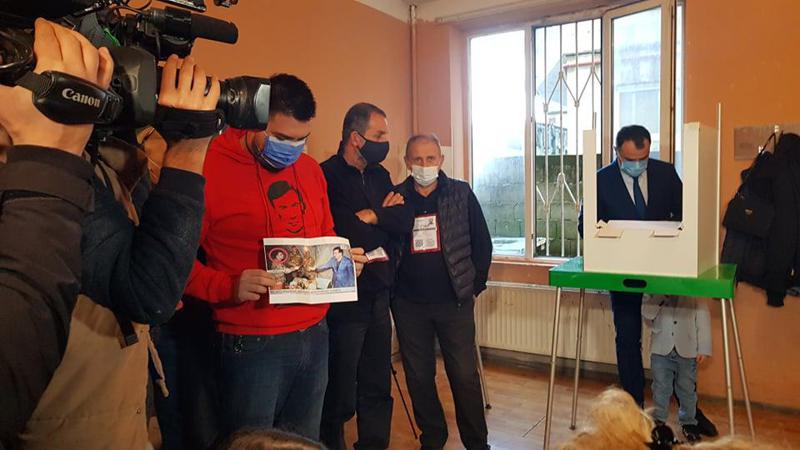 ხმაური ბათუმში - "ქართული ოცნების" მერობის კანდიდატს მისი და მიხეილ სააკაშვილის ფოტოთი დახვდნენ