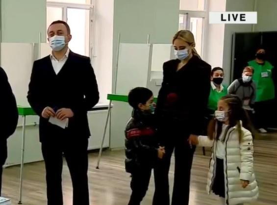 პრემიერი საარჩევნო უბანზე მეუღლესთან და შვილებთან ერთად მივიდა - ირაკლი ღარიბაშვილის კომენტარი